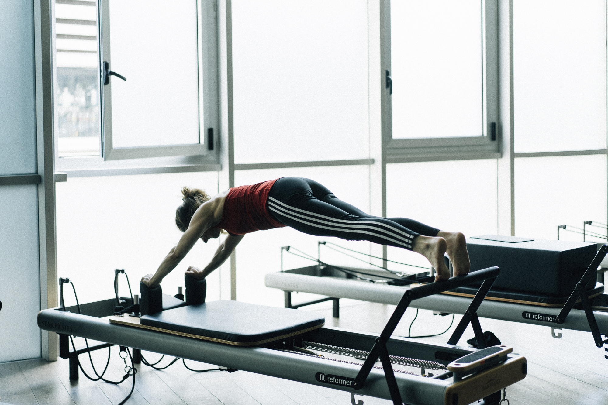 Insegnante di Pilates esegue esercizi