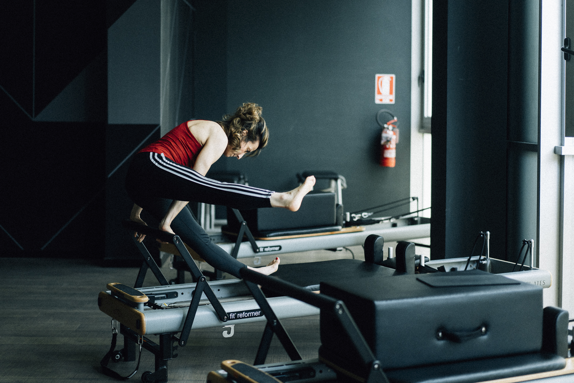 Insegnante di Pilates esegue esercizi