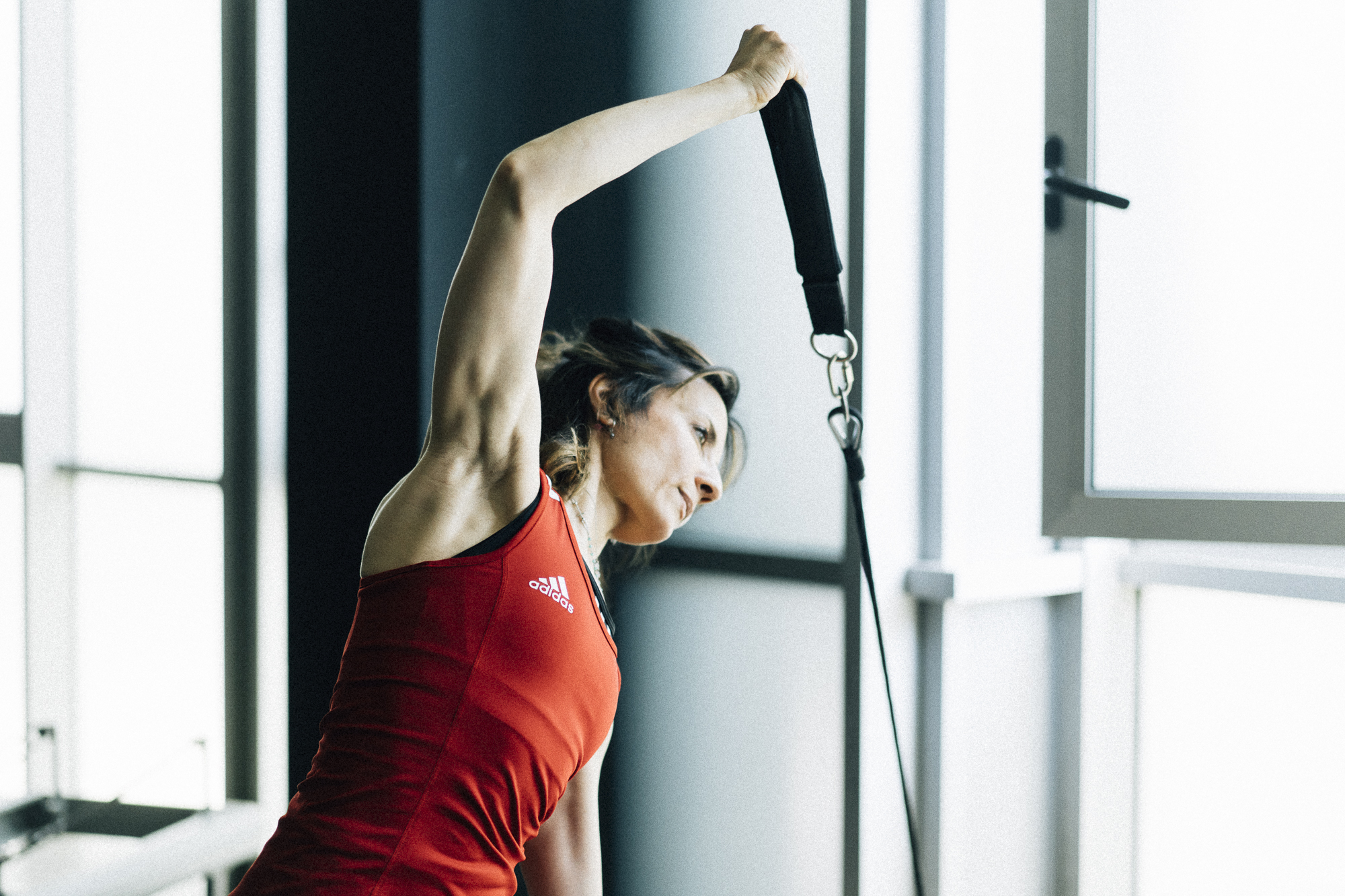 Insegnante di Pilates esegue esercizi