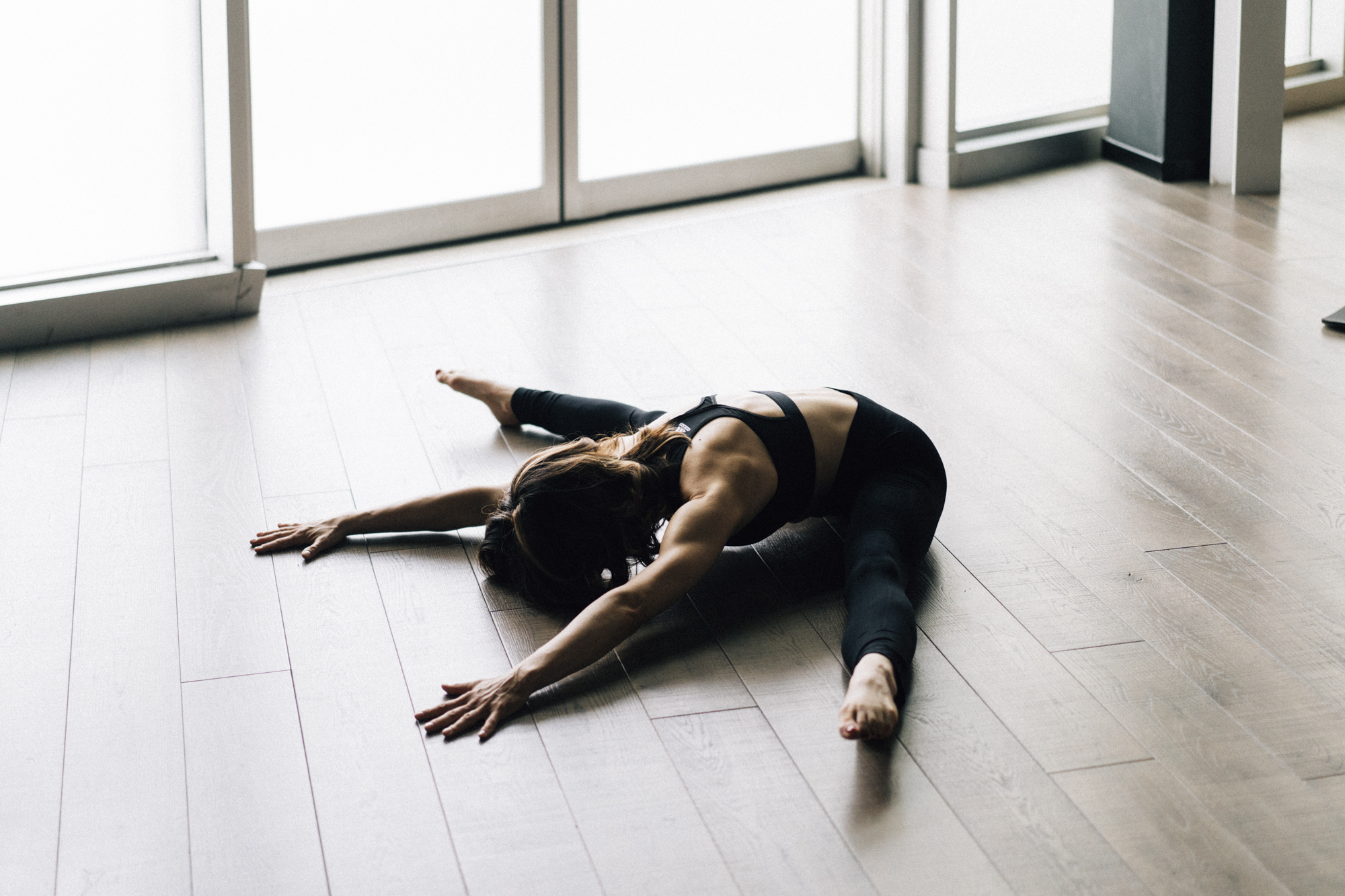 Insegnante di Pilates esegue esercizi