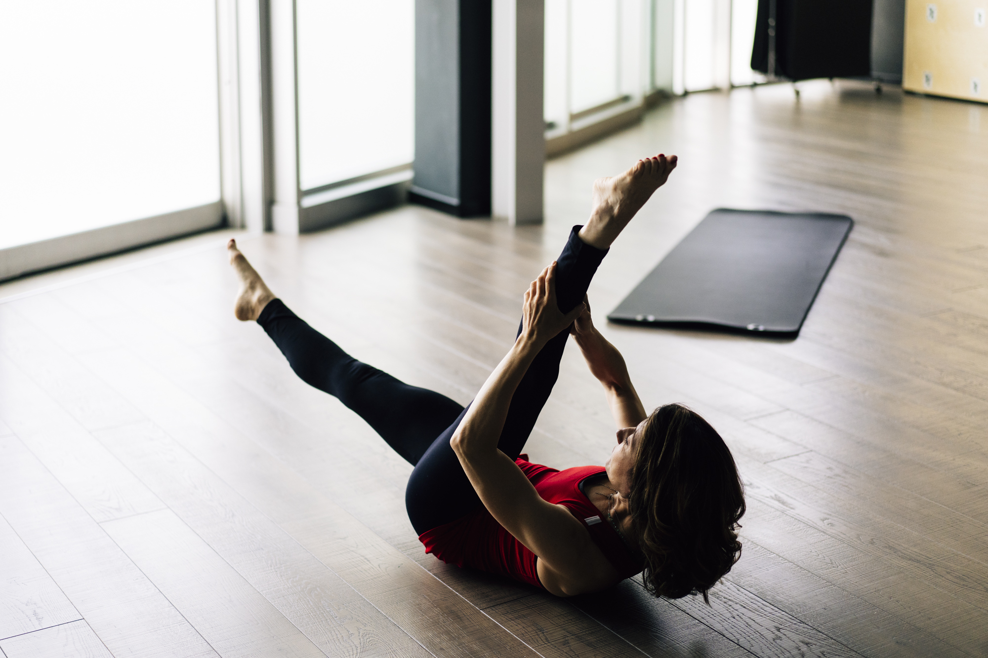 Insegnante di Pilates esegue esercizi